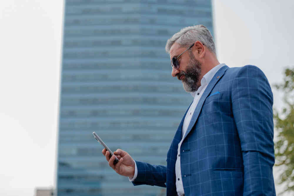 חוקר פרטי מחזיק טלפון נייד