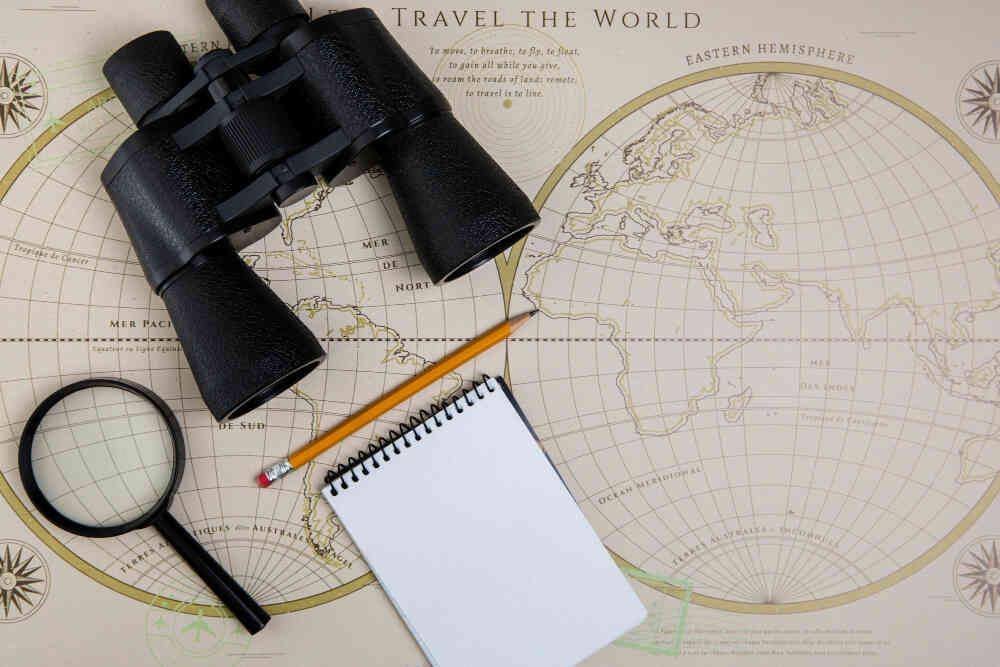 משקפת זכוכית מגדלת פנקס ועיפרון