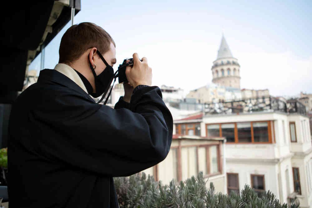 חקירה סמויה של חוקר פרטי, שמסתכל במשקפת