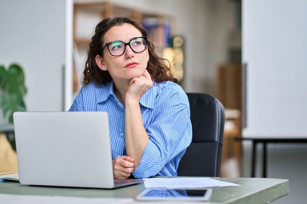 מתי החשד הופך למציאות ואיך לגלות אם בן הזוג בוגד מבלי לשרוף את הגשרים